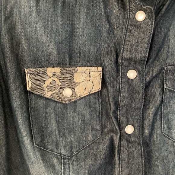 Denim shirt with lace accents - Picture 2 of 7